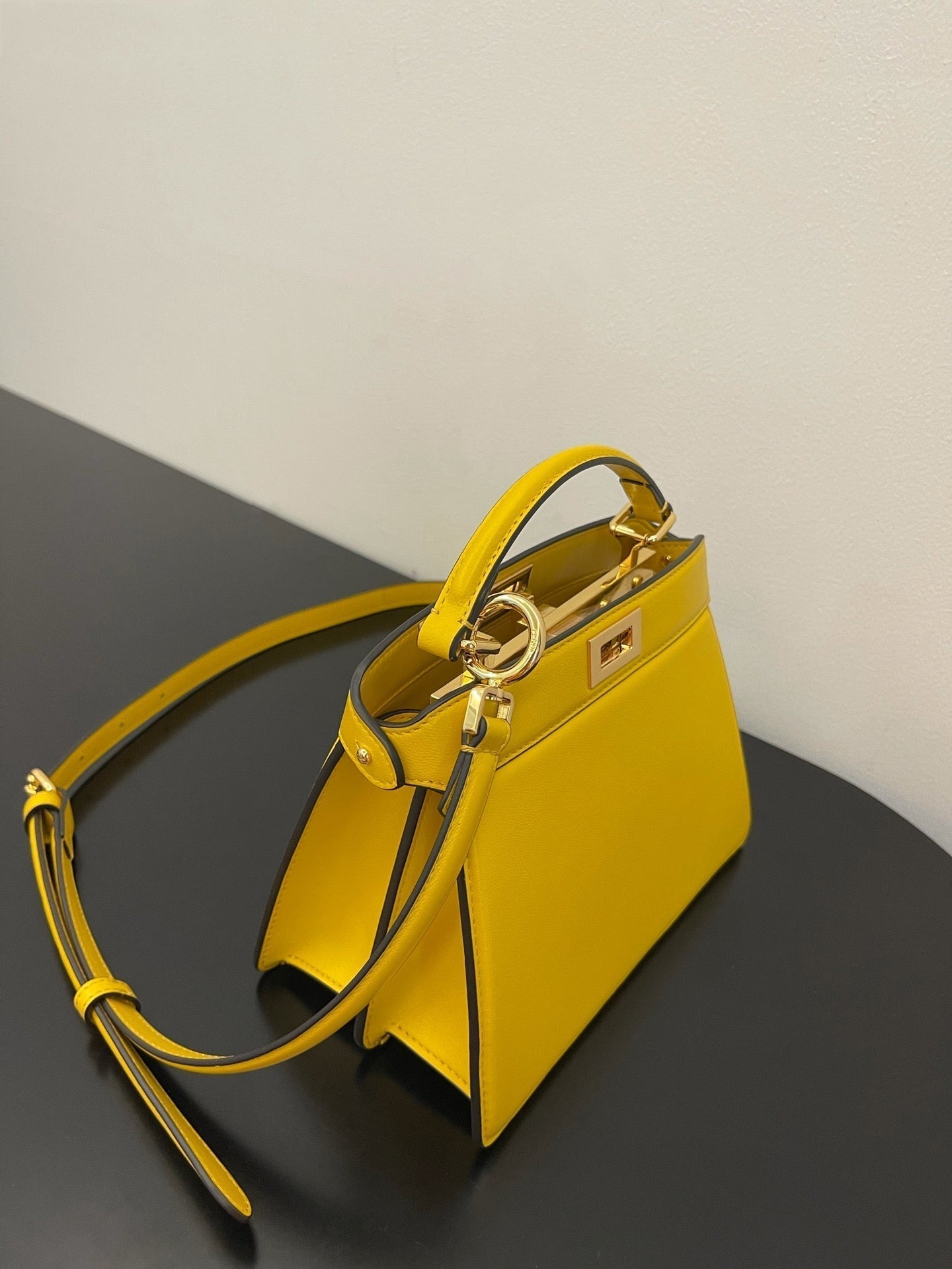 Top QualityTop Quality Peekaboo ISeeU Small Handbag 4