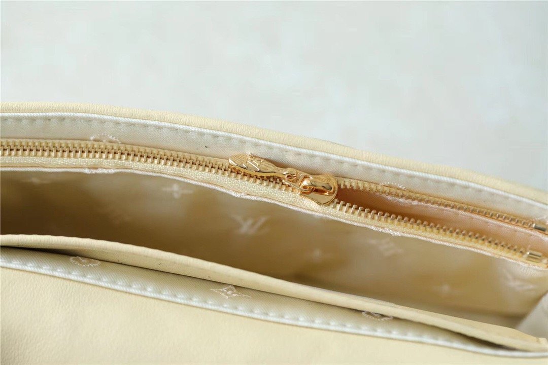 Top Quality Wallet On Strap Bubblegram In Leather Monogram Travel Bag