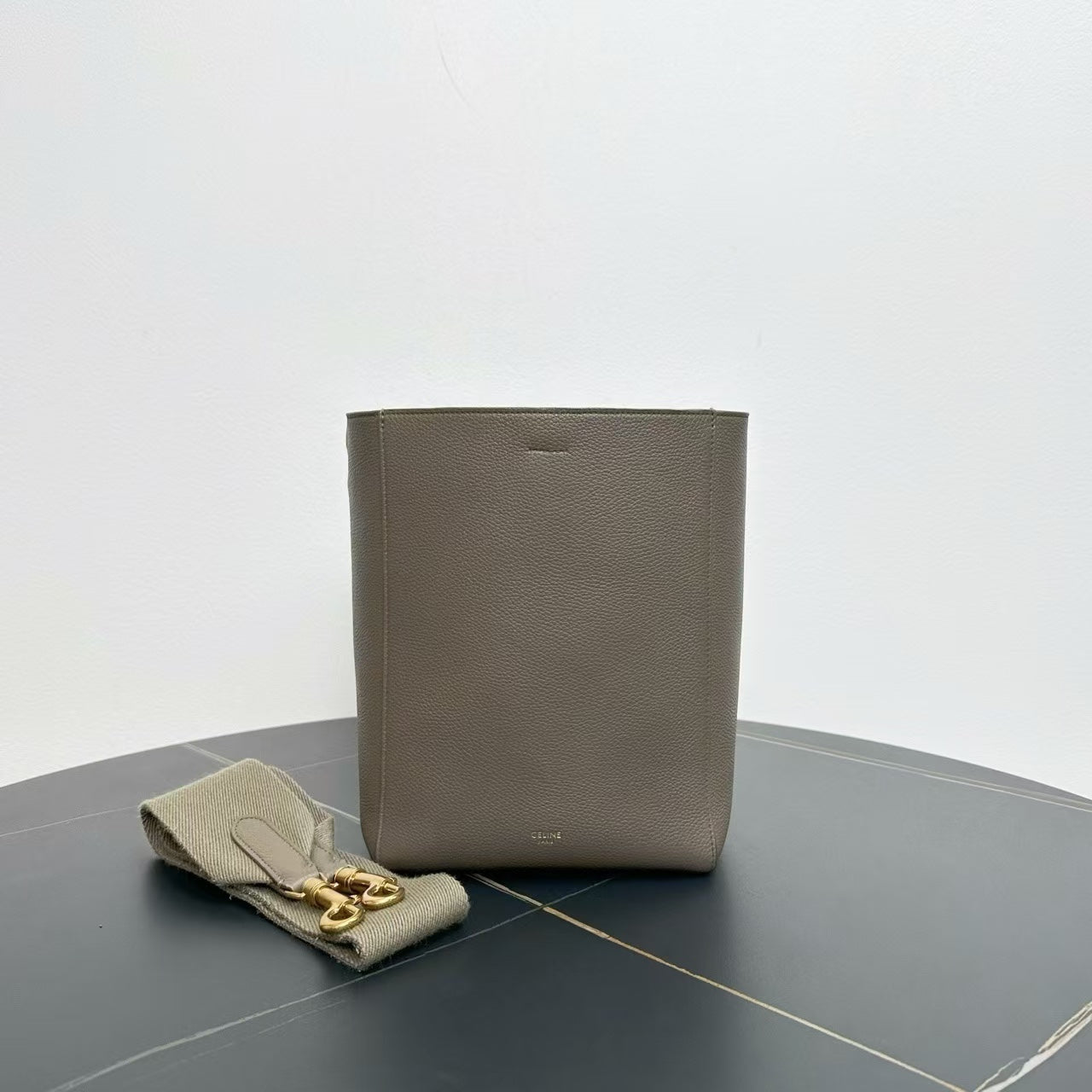Luxury Shoulder Bag Taupe Grained Size Leather Medium